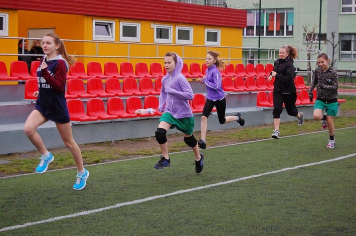 Młodzież szkolna biegnącą na bieżni sportowej przy Zespole Szkół w Jelczu-Laskowicach.