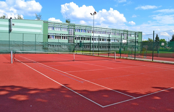 Centrum Kształcenia Zawodowego i Ustawicznego w Oławie wraz z kortem tenisowym.